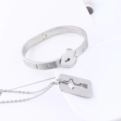 Srčni komplet za pare – ogrlica in zapestnica s ključkom, nerjaveče jeklo, več barv, uniseks darilo