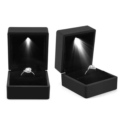 LED nakitna škatlica – elegantna svetlobna predstavitev za uhane, ogrlice in prstane, popolno darilo za zaroko ali posebne priložnosti
