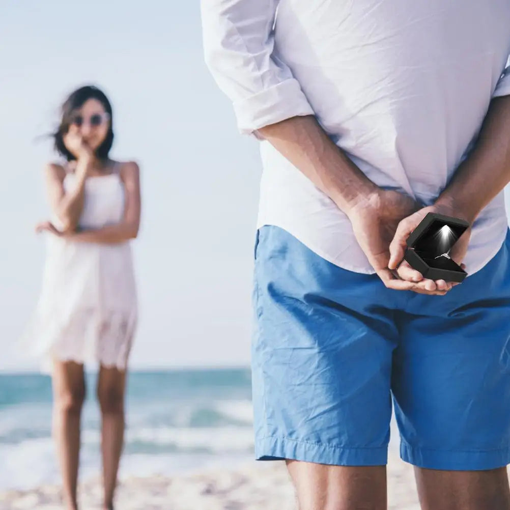 LED nakitna škatlica – elegantna svetlobna predstavitev za uhane, ogrlice in prstane, popolno darilo za zaroko ali posebne priložnosti