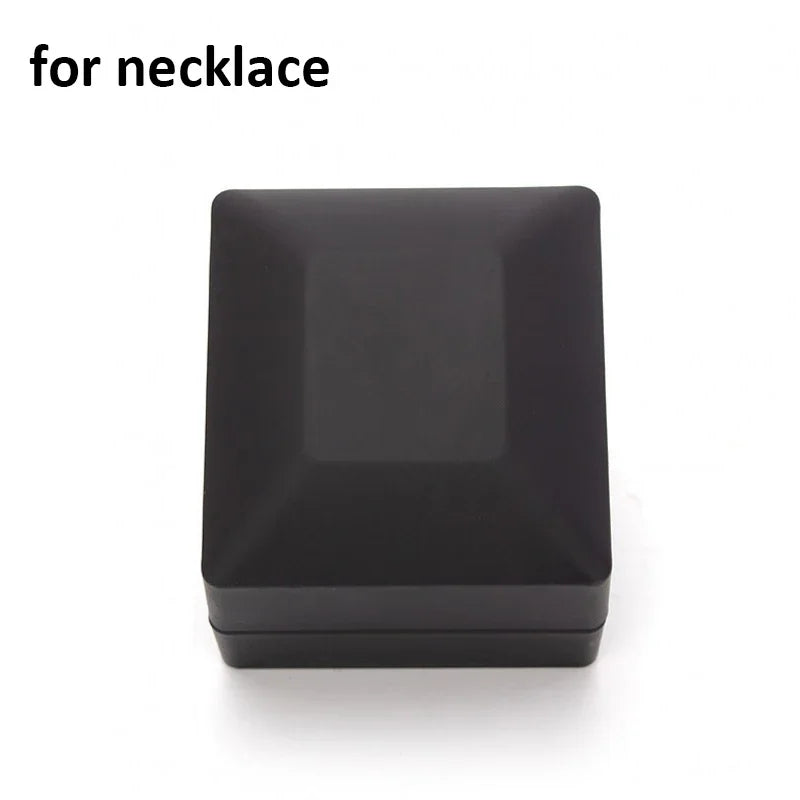 LED nakitna škatlica – elegantna svetlobna predstavitev za uhane, ogrlice in prstane, popolno darilo za zaroko ali posebne priložnosti